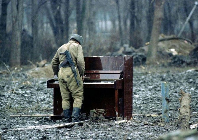 cool-powerful-photos-pianist-soldier-669x473
