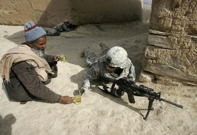 cool-powerful-photos-soldier-tea-weapon-669x460
