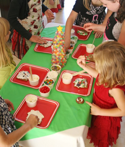 Kids-decorating-cookies-510x600