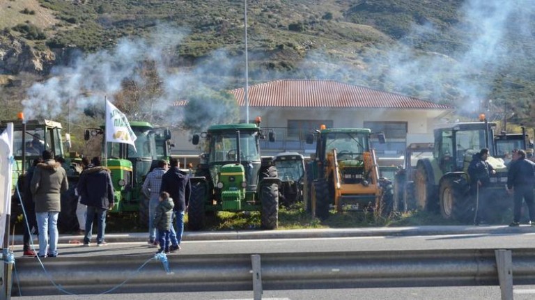Εισαγγελική παρέμβαση για τα μπλόκα των αγροτών