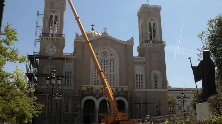 Κατεβαίνουν μετά από 17 χρόνια οι σκαλωσιές από τη Μητρόπολη Αθηνών