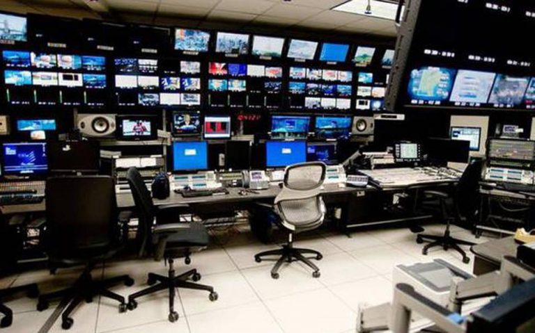 TV άδειες: Εντός κτιρίου κονταροχτύπημα, στην πύλη ασφαλιστικά μέτρα