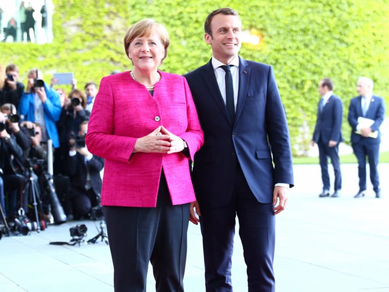 Σύνδεση του ελληνικού χρέους με την ανάπτυξη προτείνει το Παρίσι