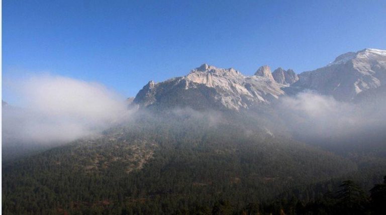 Απίστευτο: Σφοδρή χιονοθύελλα από τα ξημερώματα στον Όλυμπο, μέσα Ιουλίου!