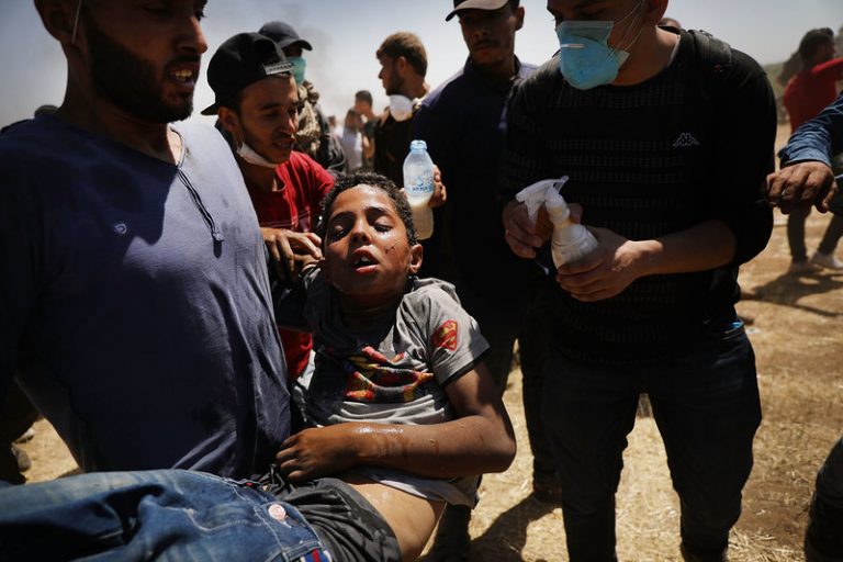 Οι Παλαιστίνιοι κηδεύουν τους 60 νεκρούς τους -Σοκ από τη «σφαγή» στη Γάζα