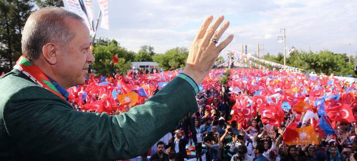 Ερντογάν: Χρεοκοπημένη, τελειωμένη χώρα η Ελλάδα -Δείτε τους δρόμους της