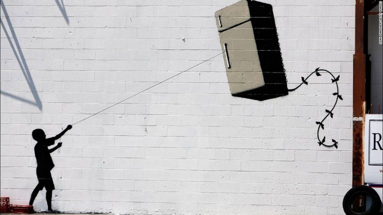 O Banksy για πρώτη φορά στην Αθήνα: Τα έργα του θα καλύψουν την Τεχνόπολη!