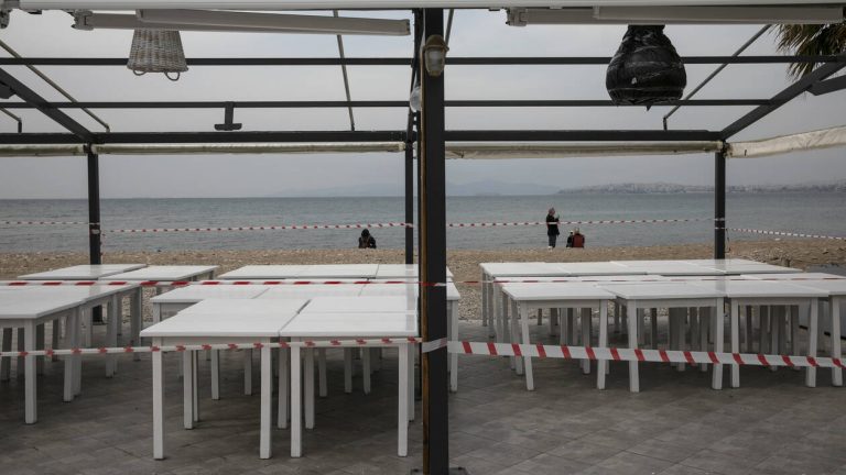 «Πράσινο φως» λοιμωξιολόγων για το άνοιγμα εστιατορίων και καφέ στις 25 Μαΐου