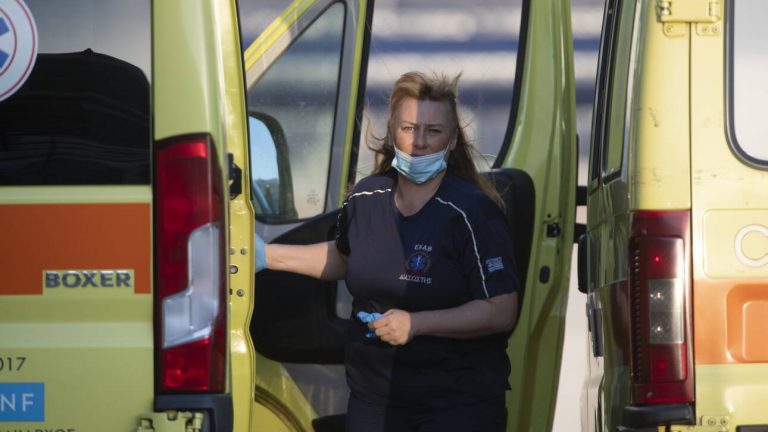 Κορωνοϊός: Βαρύ το «φορτίο» στην Αττική – Αρνητικό ρεκόρ θανάτων και νέα μέτρα από σήμερα