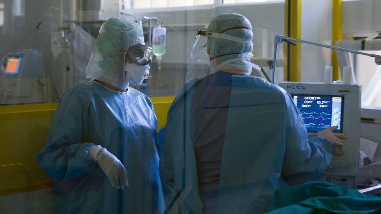 Κορωνοϊός: Δύο ακόμη «μαύρα» ρεκόρ – Ασφυκτική πίεση αλλά και εμβόλιο… αισιοδοξίας