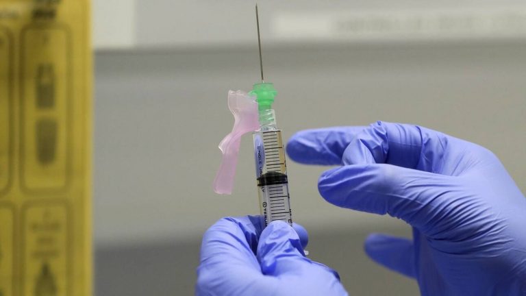 Κορωνοϊός: Έγκριση για το εμβόλιο της AstraZeneca στη Βρετανία