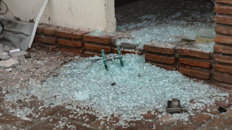 Μπαράζ επιθέσεων σε ATM και τράπεζες το βράδυ