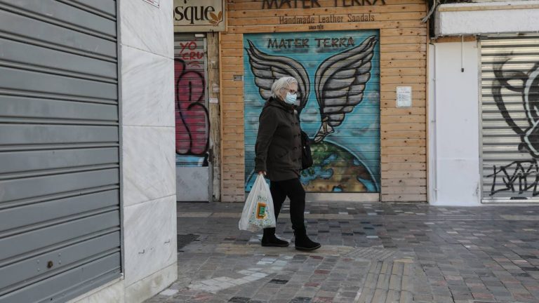 Αντίστροφη μέτρηση για το lockdown: Προτεραιότητα το λιανεμπόριο και διαδημοτικές μετακινήσεις