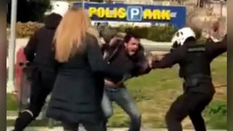 Αστυνομική βία στη Νέα Σμύρνη: Σε διαθεσιμότητα ο αστυνομικός της ΔΙ.ΑΣ. για τον ξυλοδαρμό νεαρού