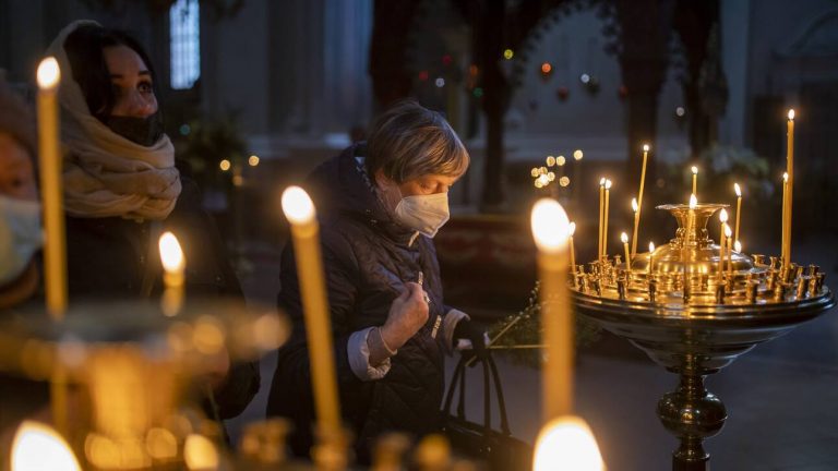 Πλήρης οδηγός για Πάσχα: Τι ισχύει για εκκλησίες, μετακινήσεις, μαγαζιά και πασχαλινό τραπέζι