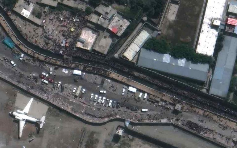 Τρόμος στο αεροδρόμιο της Καμπούλ