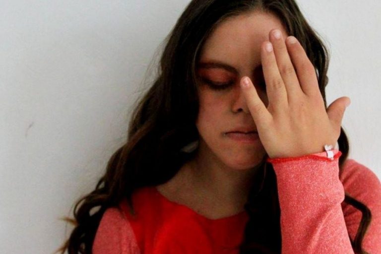 Πώς η Λωξάνδρα γράφει ιστορία στο Εθνικό Θέατρο: H πρώτη ηθοποιός με σύνδρομο Down