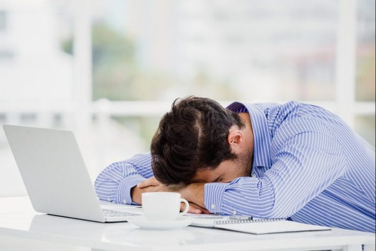 Τι συμβαίνει στο σώμα μας αν κοιμόμαστε λιγότερο από 6 ώρες