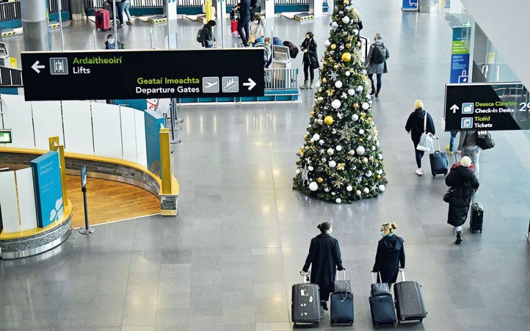 Μετάλλαξη «Όμικρον»: Αντιδράσεις και ταξιδιωτικό χάος στην Ε.Ε.