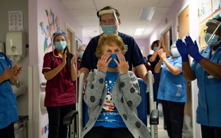 V-Day: Ένας χρόνος μετά τον 1ο εμβολιασμό κατά της Covid