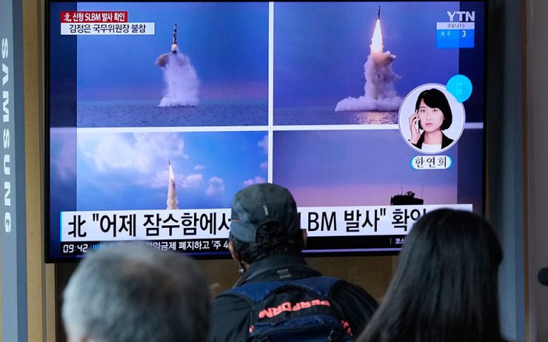 Βόρεια Κορέα: Εκτόξευση υπερηχητικού πυραύλου παρουσία Κιμ Γιονγκ Ουν