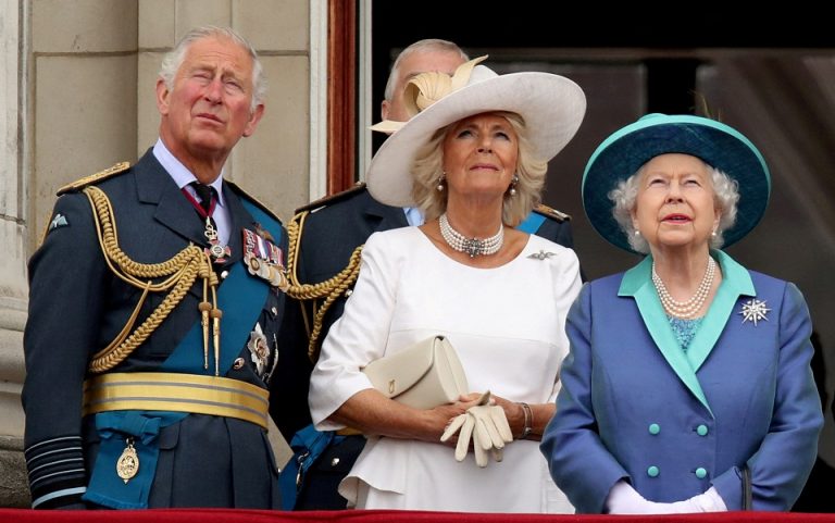Βρετανία: Ανησυχία για την Ελισάβετ μετά τη νέα διάγνωση Covid του Καρόλου