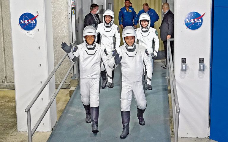 SpaceX: Στο Διάστημα οι αστροναύτες του Ελον Μασκ