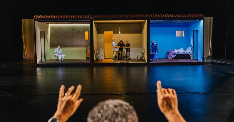 «Μέσα Χώρα»: Μια σπαραχτική όπερα για τον θάνατο από μοναξιά στην τρίτη ηλικία