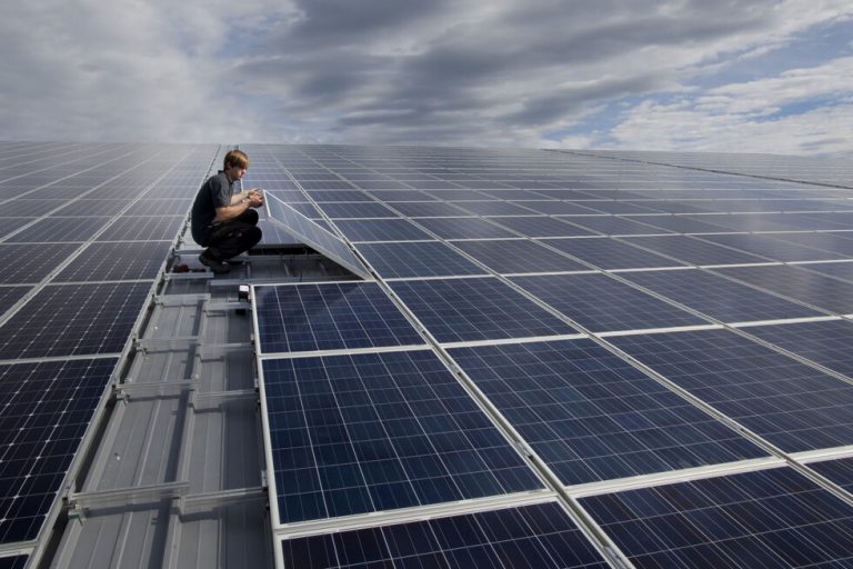 H Greenpeace προτείνει να βάλουμε φωτοβολταϊκά στις πολυκατοικίες – «Αυτοπαραγωγή ενέργειας»
