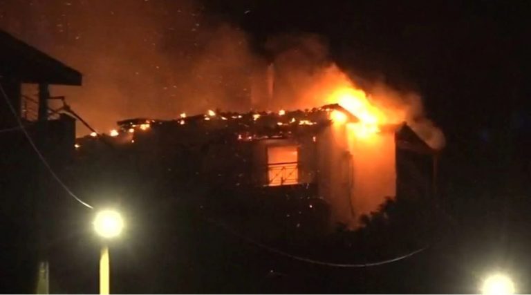 Φωτιά στην Πεντέλη: Σπίτι στην Πεντέλη τυλίχθηκε στις φλόγες «on air»