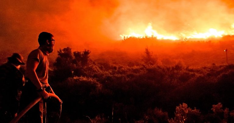 Φωτιά στην Πεντέλη – Ποιες περιοχές έχουν εκκενωθεί