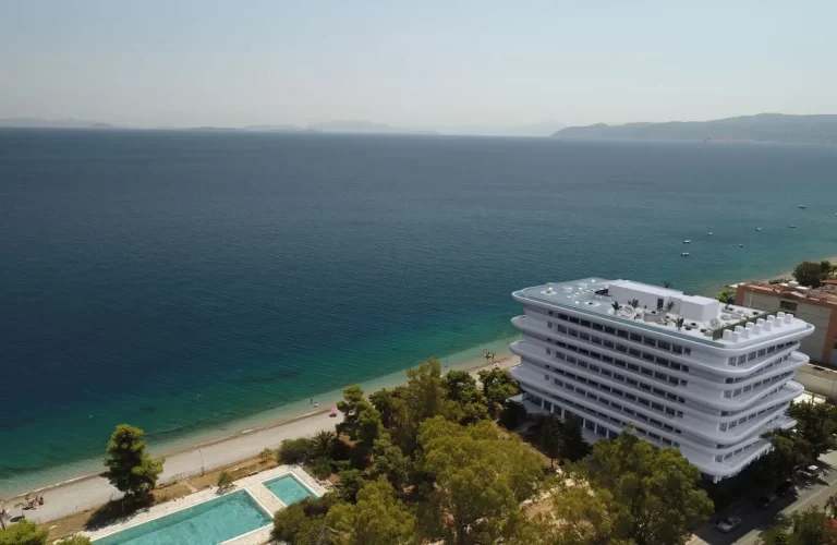 Isla Brown Corinthia: ένας παράδεισος στο «μπαλκόνι του Σαρωνικού»