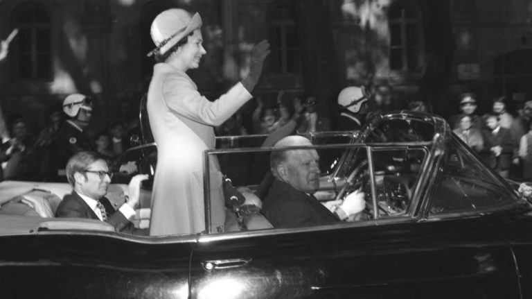 Βασίλισσα Ελισάβετ: Πώς την αποχαιρετά ο βρετανικός Τύπος – Τα «μαύρα» πρωτοσέλιδα των εφημερίδων