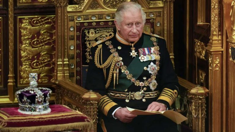 Βασίλισσα Ελισάβετ: Πότε και πώς θα γίνει η στέψη του Καρόλου