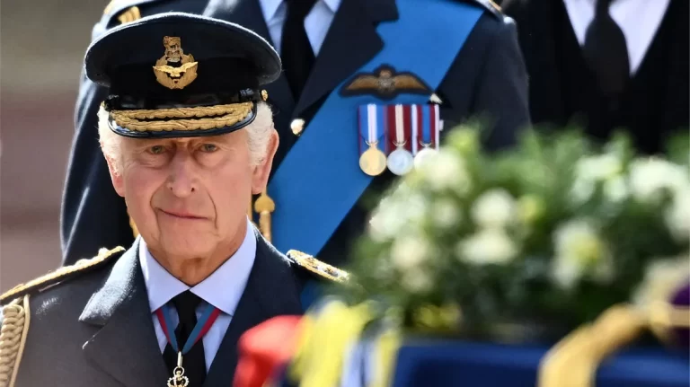 Κάρολος Γ΄: Ο… άμπαλος βασιλιάς της Βρετανίας