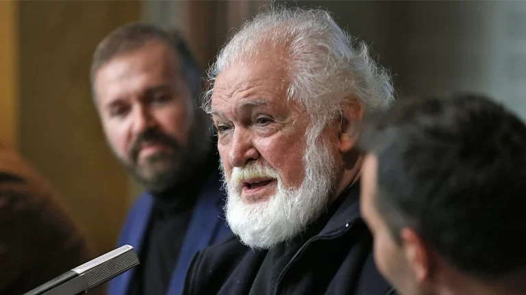 Κώστας Καζάκος: Η «πόρτα» στο Πανεπιστήμιο, η συνάντηση με Κουν και ο έρωτας με την Καρέζη