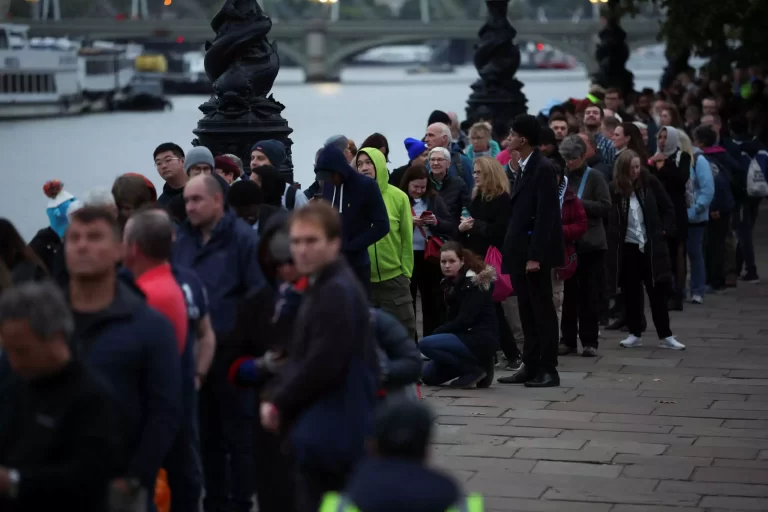 Βασίλισσα Ελισάβετ: Ξημέρωσε κι ακόμη περιμένουν για να αποτίσουν φόρο τιμής – Ουρά 16 χιλιομέτρων