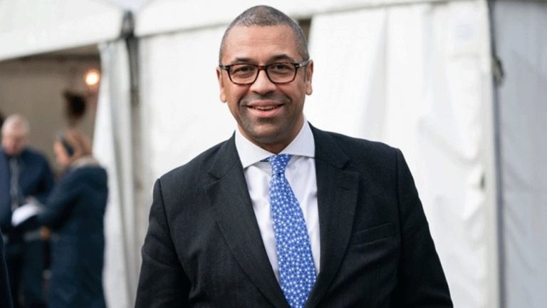 Η Βρετανία υπόσχεται ότι θα συνεχίσει να υποστηρίζει την Ουκρανία “ως τη νίκη”