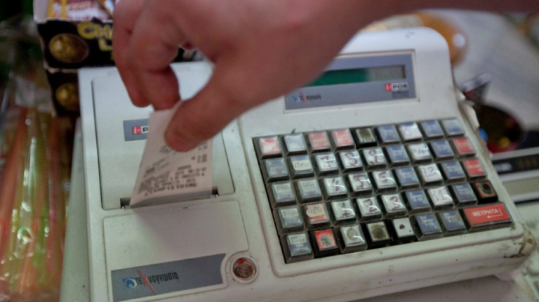 Handelsblatt: Πώς η Ελλάδα έκανε 100.000 πολίτες της εφοριακούς