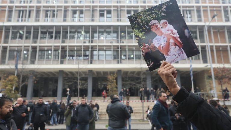 Πυροβολισμός 16χρονου: Απολογείται ο αστυνομικός – Συγκέντρωση στα δικαστήρια