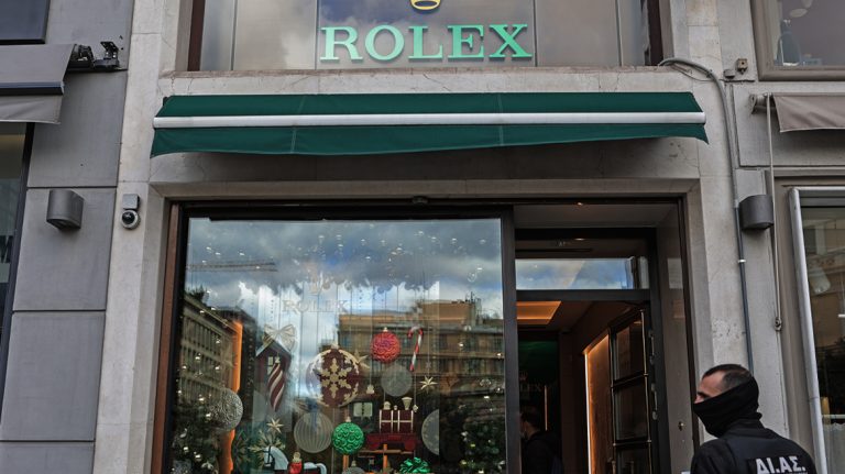 Οι ληστές της Rolex είχαν στήσει καρτέρι και «μπούκαραν» μόλις βγήκε ένας πελάτης