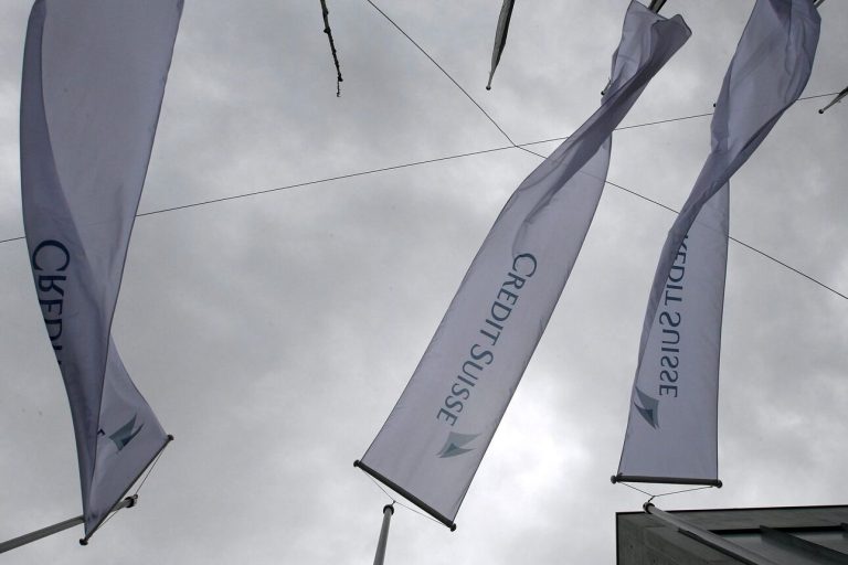 Credit Suisse: Σωσίβιο ρευστότητας 50 δισ. ευρώ – Αγώνας να αποφευχθεί το «ντόμινο»