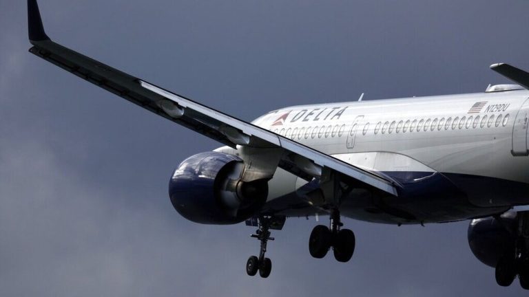 Επιβάτης αεροπλάνου άνοιξε την πόρτα και γλίστρησε από την τσουλήθρα