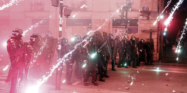 Γαλλία: Νέα νύχτα ταραχών με δεκάδες συλλήψεις για τη μεταρρύθμιση του Μακρόν – Η Λεπέν ρίχνει λάδι στη φωτιά