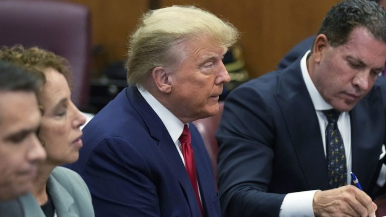 Στη δημοσιότητα το κατηγορητήριο κατά του Τραμπ: «Ενορχήστρωσε σχέδιο εξαγοράς της σιωπής»