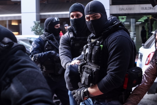 Επεισόδια στον Ρέντη: Στα δικαστήρια Πειραιά ο 18χρονος που έριξε τη φωτοβολίδα