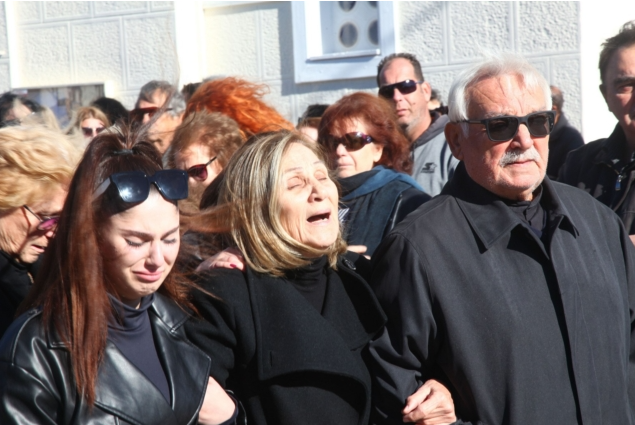 Γυναικοκτονία στη Σαλαμίνα: Θρήνος στην κηδεία της 43χρονης