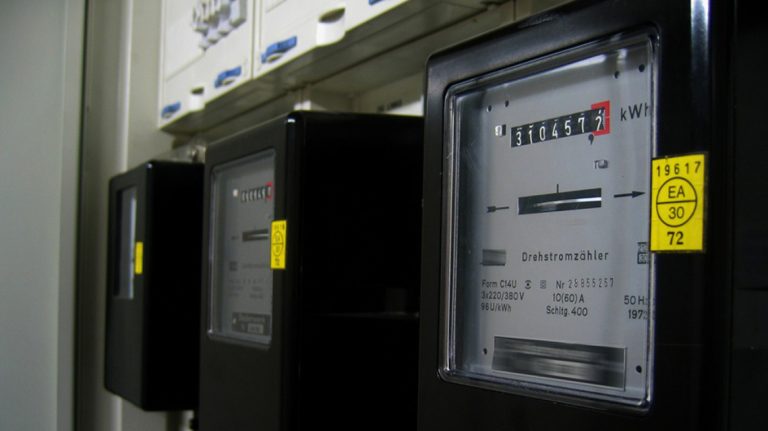 ΔΕΔΔΗΕ: Βάζει φωτιά στα τέλη χρήσης η μηνιαία μέτρηση της κατανάλωσης ρεύματος