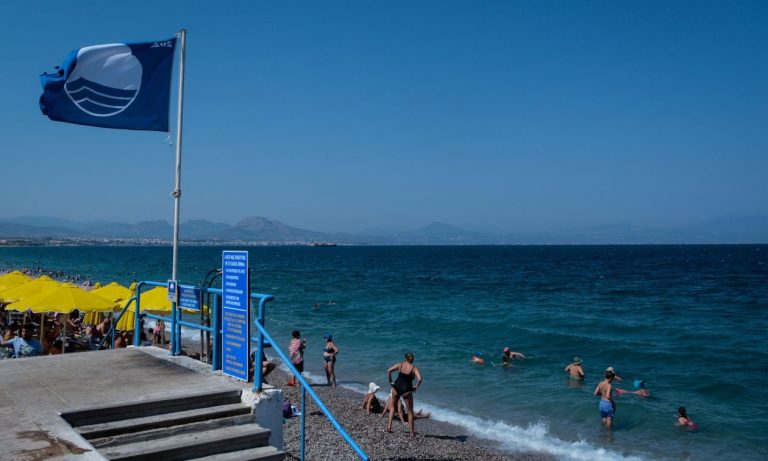 Η πασίγνωστη παραλία της Αττικής που έχασε τη Γαλάζια Σημαία