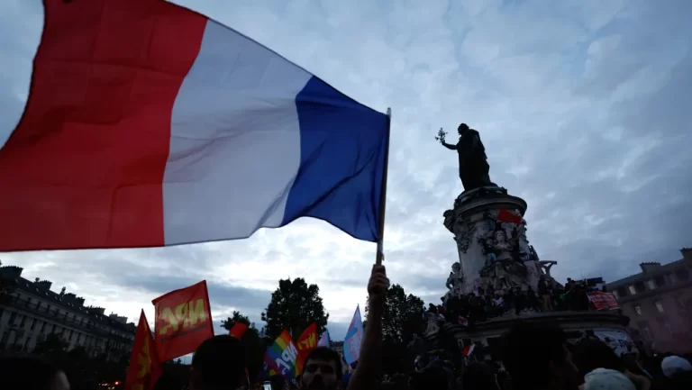 Νέα μέρα για τη Γαλλία, στο επίκεντρο οι διαπραγματεύσεις για κυβέρνηση